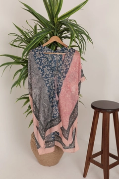 Een kledingmodel uit de groothandel draagt KAM10950 - Patterned Pareo - Pink, Turkse groothandel Pareo van Kaktus Moda