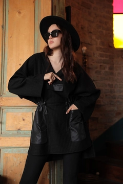 A wholesale clothing model wears kam11702-oversize-women's-sweat-with-honeycomb-fabric-garnish-black, Turkish wholesale Sweatshirt of Kaktus Moda