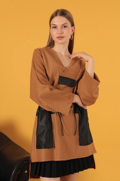 A wholesale clothing model wears kam11704-oversize-women's-sweat-with-honeycomb-fabric-garnish-camel, Turkish wholesale Sweatshirt of Kaktus Moda