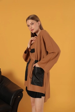 A wholesale clothing model wears kam11704-oversize-women's-sweat-with-honeycomb-fabric-garnish-camel, Turkish wholesale Sweatshirt of Kaktus Moda