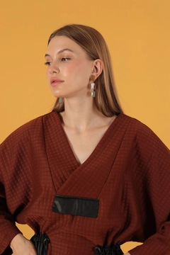 A wholesale clothing model wears kam11705-oversize-women's-sweat-with-honeycomb-fabric-garnish-brown, Turkish wholesale Sweatshirt of Kaktus Moda