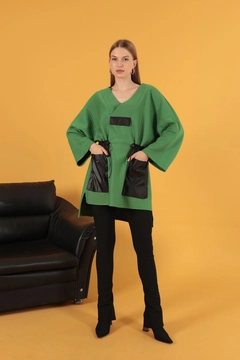 A wholesale clothing model wears kam11706-oversize-women's-sweat-with-honeycomb-fabric-garnish-green, Turkish wholesale Sweatshirt of Kaktus Moda