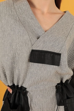 A wholesale clothing model wears kam11707-oversize-women's-sweat-with-honeycomb-fabric-garnish-gray, Turkish wholesale Sweatshirt of Kaktus Moda