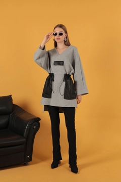 A wholesale clothing model wears kam11707-oversize-women's-sweat-with-honeycomb-fabric-garnish-gray, Turkish wholesale Sweatshirt of Kaktus Moda