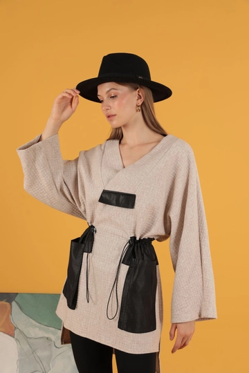 Um modelo de roupas no atacado usa  Suéter feminino oversize com guarnição de tecido favo de mel - Pedra
, atacado turco Suéter de Kaktus Moda