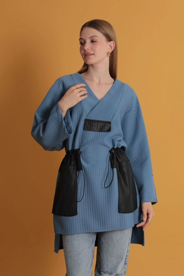 Bir model, Kaktus Moda toptan giyim markasının  Petek Kumaş Garnili Oversize Kadın Sweat - İndigo
 toptan Sweatshirt ürününü sergiliyor.