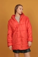 Una modella di abbigliamento all'ingrosso indossa kam12035-quilted-fabric-zipper-collar-short-length-casual-women's-coat-orange, vendita all'ingrosso turca di  di 