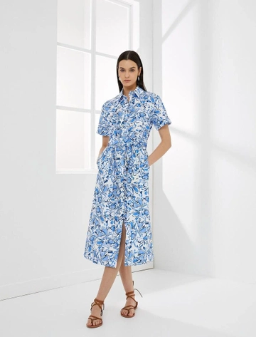 A wholesale clothing model wears  Midi Button Belted Short Sleeve Floral Shirt Dress - Blue
, Turkish wholesale Dress of Koton