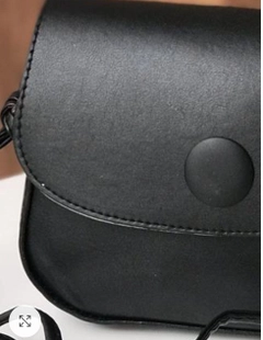 Een kledingmodel uit de groothandel draagt KUX10029 - Kuxo Button Detailed Shoulder Bag, Turkse groothandel Tas van Kuxo