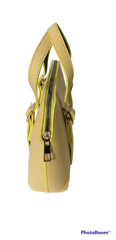 Ένα μοντέλο χονδρικής πώλησης ρούχων φοράει KUX10039 - Kuxo Leather Look Cross Shoulder Bag, τούρκικο Τσάντα χονδρικής πώλησης από Kuxo