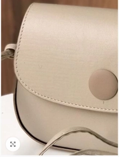 Bir model, Kuxo toptan giyim markasının KUX10030 - Kuxo Button Detailed Shoulder Bag toptan Çanta ürününü sergiliyor.
