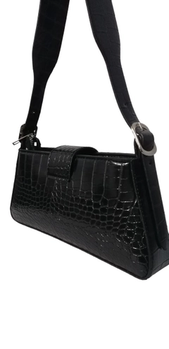Ein Bekleidungsmodell aus dem Großhandel trägt KUX10032 - Kuxo Buckle Detailed Handle Bag Shiny Crocodile, türkischer Großhandel Tasche von Kuxo