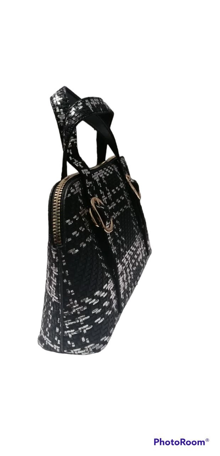 Ein Bekleidungsmodell aus dem Großhandel trägt KUX10045 - Kuxo Black Brb Pattern Double Buckled Simple  Stylish And Stylish Hand Arm And Cross Shoulder Bag, türkischer Großhandel Tasche von Kuxo