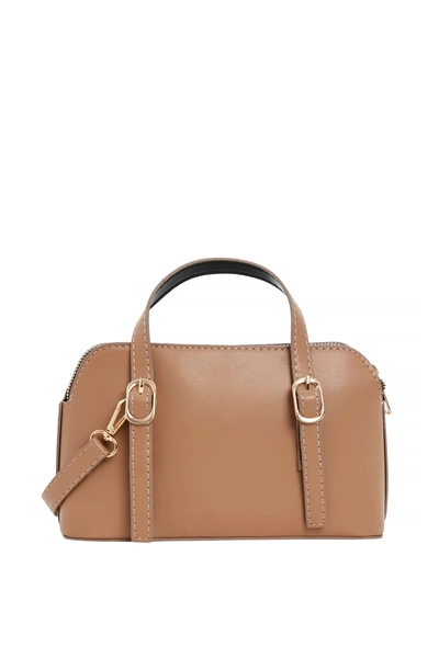 A model wears KUX10040 - Kuxo Leather Look Cross Shoulder Bag, wholesale Bag of Kuxo to display at Lonca