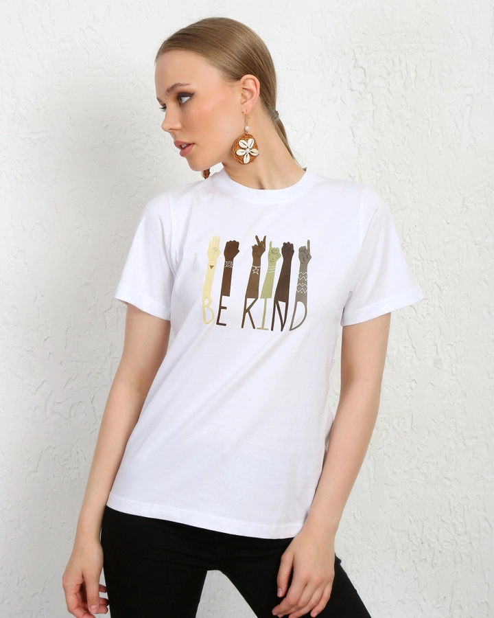 Bir model, Kuxo toptan giyim markasının KUX10054 - Kuxo Sign Language Print Detail Womens T-shirt White toptan Tişört ürününü sergiliyor.