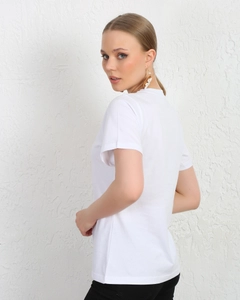 A wholesale clothing model wears KUX10054 - Kuxo Sign Language Print Detail Womens T-shirt White, Turkish wholesale Tshirt of Kuxo