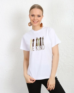 Модел на дрехи на едро носи KUX10054 - Kuxo Sign Language Print Detail Womens T-shirt White, турски едро Тениска на Kuxo