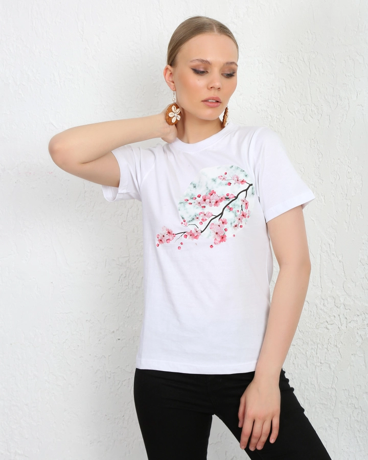 A wholesale clothing model wears KUX10055 - Kuxo Sakura Cherry Blossom Printed T-shirt White, Turkish wholesale Tshirt of Kuxo