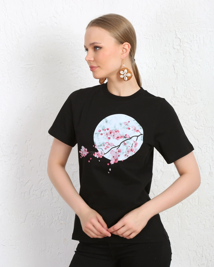 Een kledingmodel uit de groothandel draagt KUX10056 - Kuxo Sakura Cherry Blossom Printed T-shirt Black, Turkse groothandel T-shirt van Kuxo