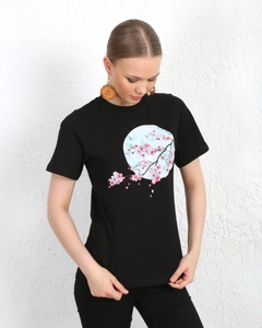 Модел на дрехи на едро носи KUX10056 - Kuxo Sakura Cherry Blossom Printed T-shirt Black, турски едро Тениска на Kuxo