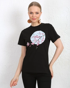 Hurtowa modelka nosi KUX10056 - Kuxo Sakura Cherry Blossom Printed T-shirt Black, turecka hurtownia Podkoszulek firmy Kuxo
