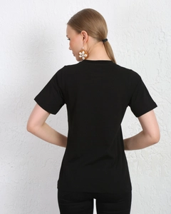 Una modella di abbigliamento all'ingrosso indossa KUX10056 - Kuxo Sakura Cherry Blossom Printed T-shirt Black, vendita all'ingrosso turca di Maglietta di Kuxo