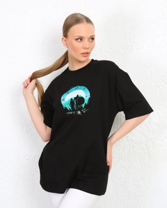 A wholesale clothing model wears KUX10052 - Kuxo Game Graphic Pattern Women Cotton T-shirt, Turkish wholesale Tshirt of Kuxo