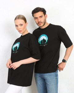 Een kledingmodel uit de groothandel draagt KUX10052 - Kuxo Game Graphic Pattern Women Cotton T-shirt, Turkse groothandel T-shirt van Kuxo