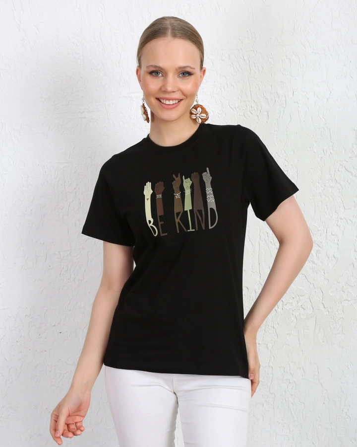 Een kledingmodel uit de groothandel draagt KUX10053 - Kuxo Sign Language Print Detail Womens T-shirt Black, Turkse groothandel T-shirt van Kuxo