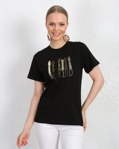 A wholesale clothing model wears KUX10053 - Kuxo Sign Language Print Detail Womens T-shirt Black, Turkish wholesale Tshirt of Kuxo