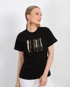 Модел на дрехи на едро носи KUX10053 - Kuxo Sign Language Print Detail Womens T-shirt Black, турски едро Тениска на Kuxo