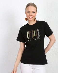 Una modelo de ropa al por mayor lleva KUX10053 - Kuxo Sign Language Print Detail Womens T-shirt Black, Camiseta turco al por mayor de Kuxo