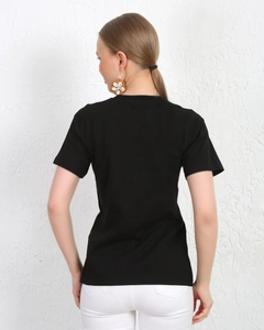 Ένα μοντέλο χονδρικής πώλησης ρούχων φοράει KUX10053 - Kuxo Sign Language Print Detail Womens T-shirt Black, τούρκικο T-shirt χονδρικής πώλησης από Kuxo