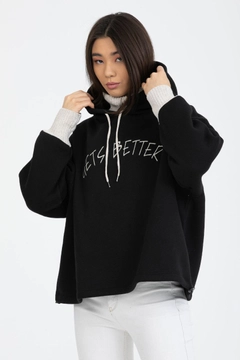 Een kledingmodel uit de groothandel draagt 37970 - Black Hooded Sweatshirt, Turkse groothandel Sweatshirt van Kuxo