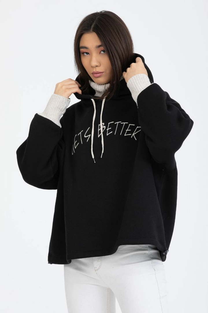 Una modelo de ropa al por mayor lleva 37970 - Black Hooded Sweatshirt, Sudadera turco al por mayor de Kuxo