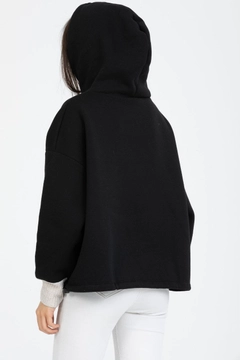 Ένα μοντέλο χονδρικής πώλησης ρούχων φοράει 37970 - Black Hooded Sweatshirt, τούρκικο Φούτερ χονδρικής πώλησης από Kuxo
