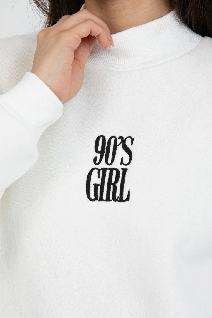 Bir model, Kuxo toptan giyim markasının 37298 - 90's Girl Design Sweatshirt toptan Sweatshirt ürününü sergiliyor.