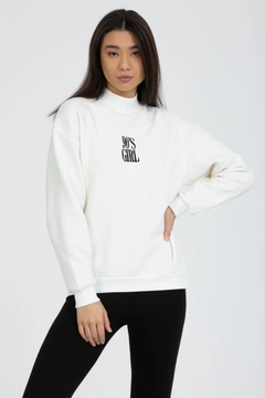 Een kledingmodel uit de groothandel draagt 37298 - 90's Girl Design Sweatshirt, Turkse groothandel Sweatshirt van Kuxo