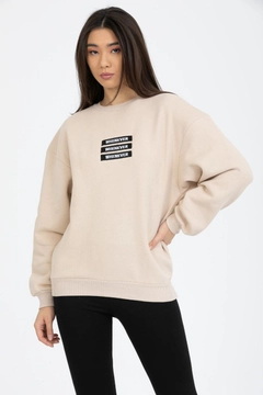 Ένα μοντέλο χονδρικής πώλησης ρούχων φοράει 37299 - Whenever Design Sweatshirt, τούρκικο Φούτερ χονδρικής πώλησης από Kuxo