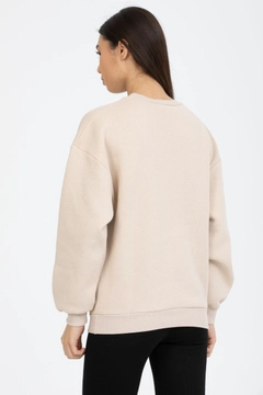Una modella di abbigliamento all'ingrosso indossa 37299 - Whenever Design Sweatshirt, vendita all'ingrosso turca di Felpa di Kuxo