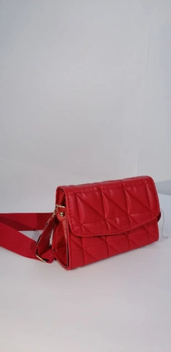 Ein Bekleidungsmodell aus dem Großhandel trägt 40110 - 35 Clutch Bag, türkischer Großhandel Tasche von Kuxo
