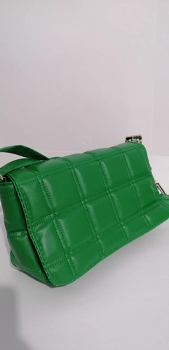 Een kledingmodel uit de groothandel draagt 40115 - 36 Clutch Bag, Turkse groothandel Tas van Kuxo