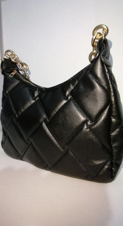 Ein Bekleidungsmodell aus dem Großhandel trägt 40119 - 55 Shoulder Bag, türkischer Großhandel Tasche von Kuxo