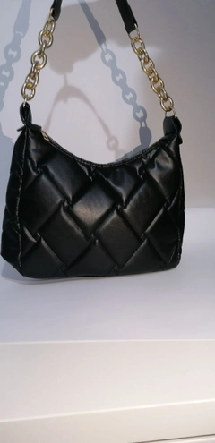 Ein Bekleidungsmodell aus dem Großhandel trägt 40119 - 55 Shoulder Bag, türkischer Großhandel Tasche von Kuxo