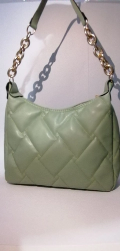 Ein Bekleidungsmodell aus dem Großhandel trägt 40120 - 55 Shoulder Bag, türkischer Großhandel Tasche von Kuxo