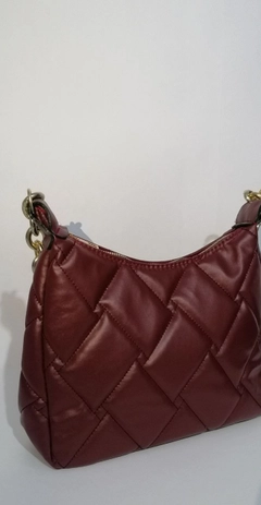 Ein Bekleidungsmodell aus dem Großhandel trägt 40122 - 55 Shoulder Bag, türkischer Großhandel Tasche von Kuxo