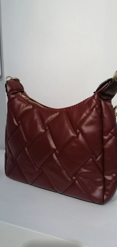 Una modella di abbigliamento all'ingrosso indossa 40122 - 55 Shoulder Bag, vendita all'ingrosso turca di Borsa di Kuxo
