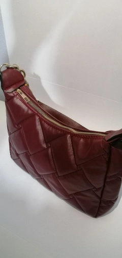 Een kledingmodel uit de groothandel draagt 40122 - 55 Shoulder Bag, Turkse groothandel Tas van Kuxo