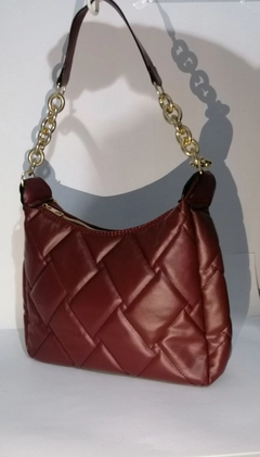 Een kledingmodel uit de groothandel draagt 40122 - 55 Shoulder Bag, Turkse groothandel Tas van Kuxo