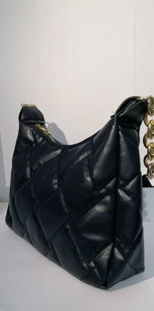 A model wears 40123 - 55 Sholuder Bag , wholesale Bag of Kuxo to display at Lonca